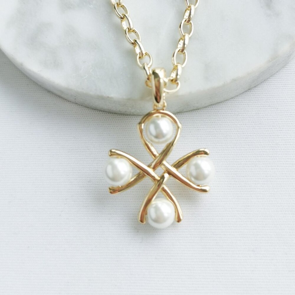 Kendra Scott Everleigh Pendant Necklace. Gold White Pearl